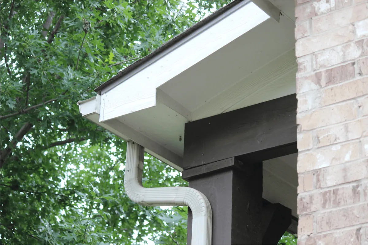 Custom brick colonial home in Yorktown, VA with seamless gutters